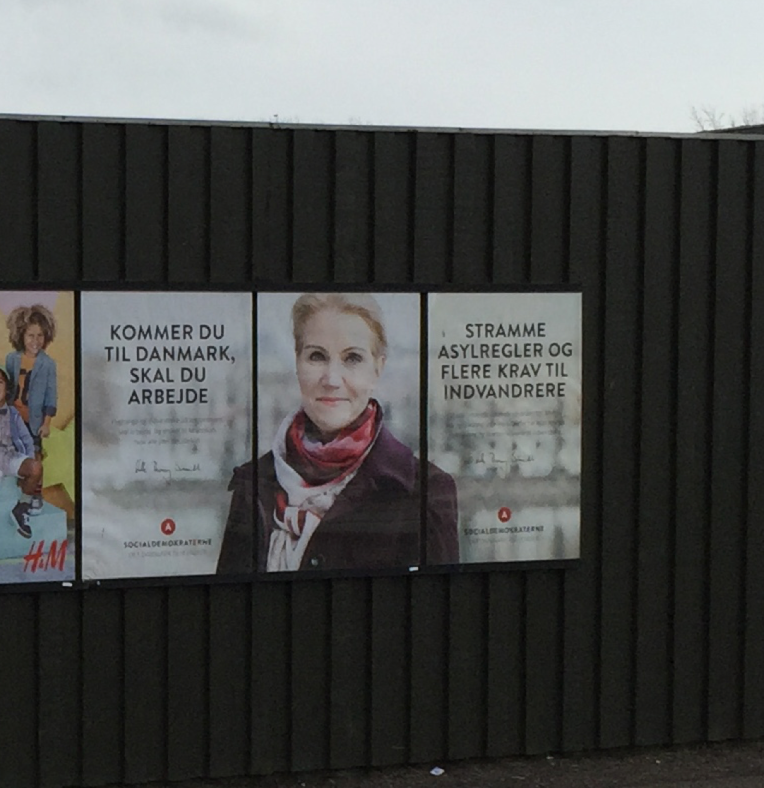 Wahlplakat der dänischen Sozialdemokraten (Gilleleje, 29. März; Foto: Bomsdorf)
