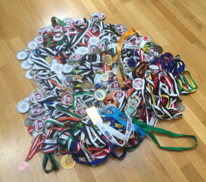 Fredskov lagert ihre vielen hundert Medaillen normalerweise in einer schnöden Kiste im Schuppen. Hier liegen sie auf dem Fußboden ihrer Küche. (Foto: Bomsdorf)